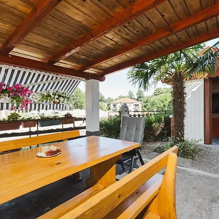 Dvije Palme *